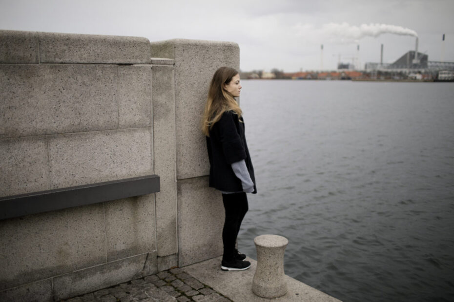 Ung kvinde kigger ud over havet