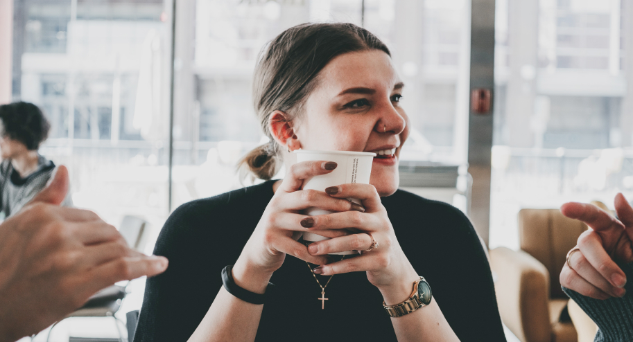 Ung pige drikker kaffe